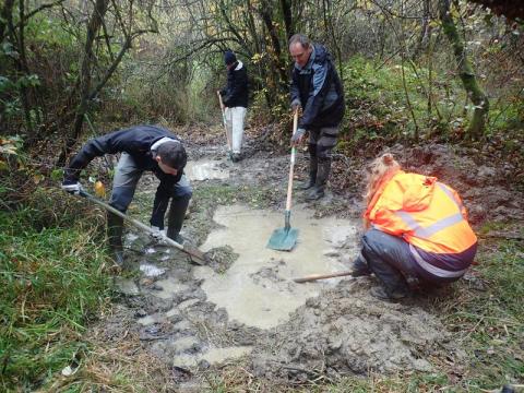 Création de deux petites mares avec des pelles