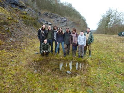 Les bénévoles autour d'une mare